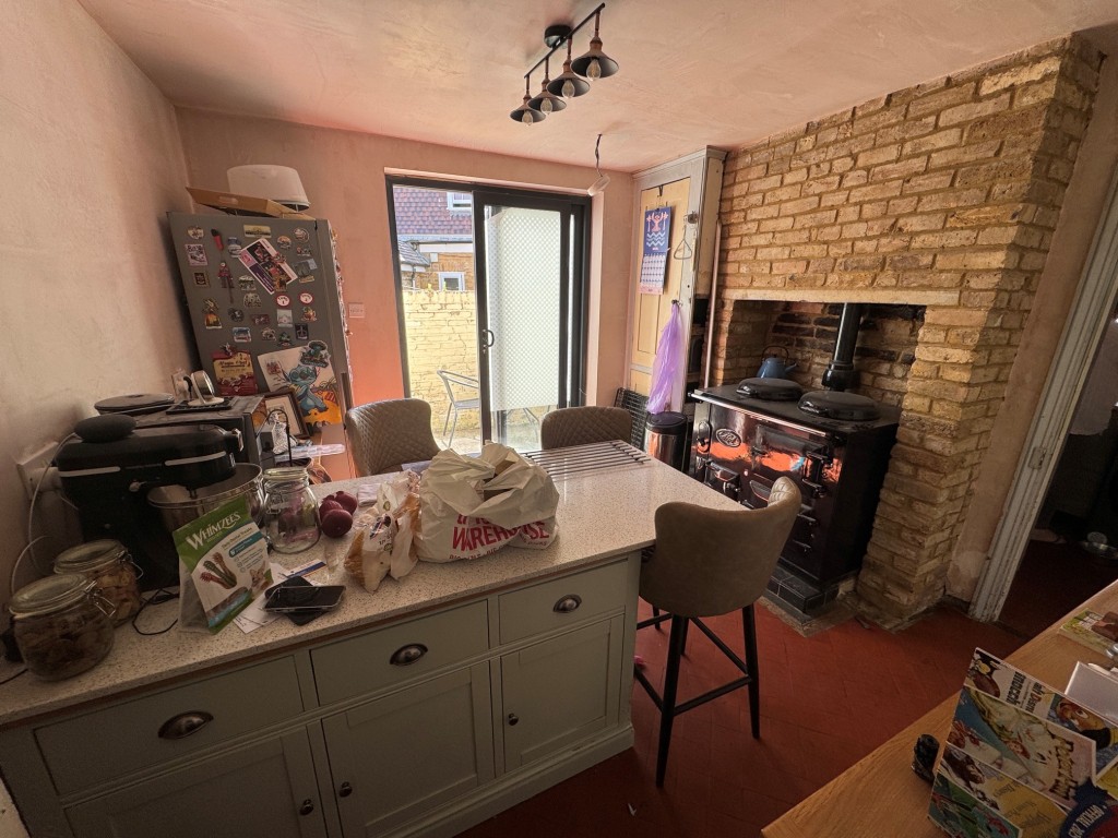 Lot: 184 - DOUBLE-FRONTED HOUSE IN NEED OF FURTHER IMPROVEMENT - Kitchen